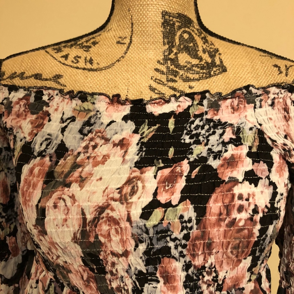 BRAND NEW floral off the shoulder bell sleeve top - Picture 6 of 8